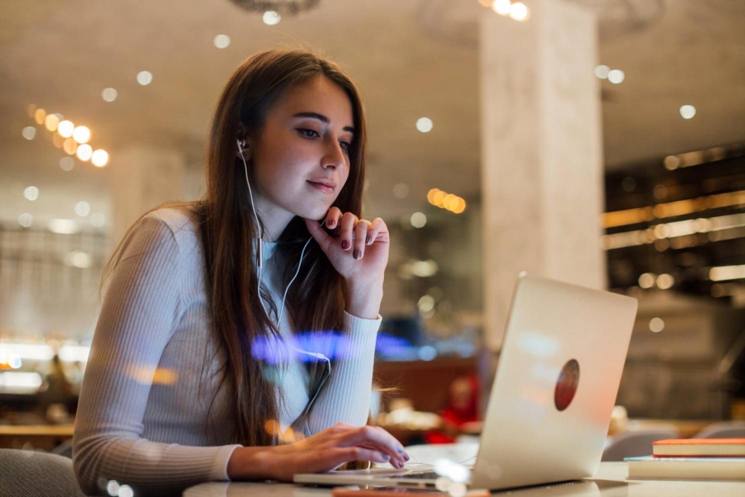 Účastníci workshopu během praktického cvičení prezentace rozpočtu